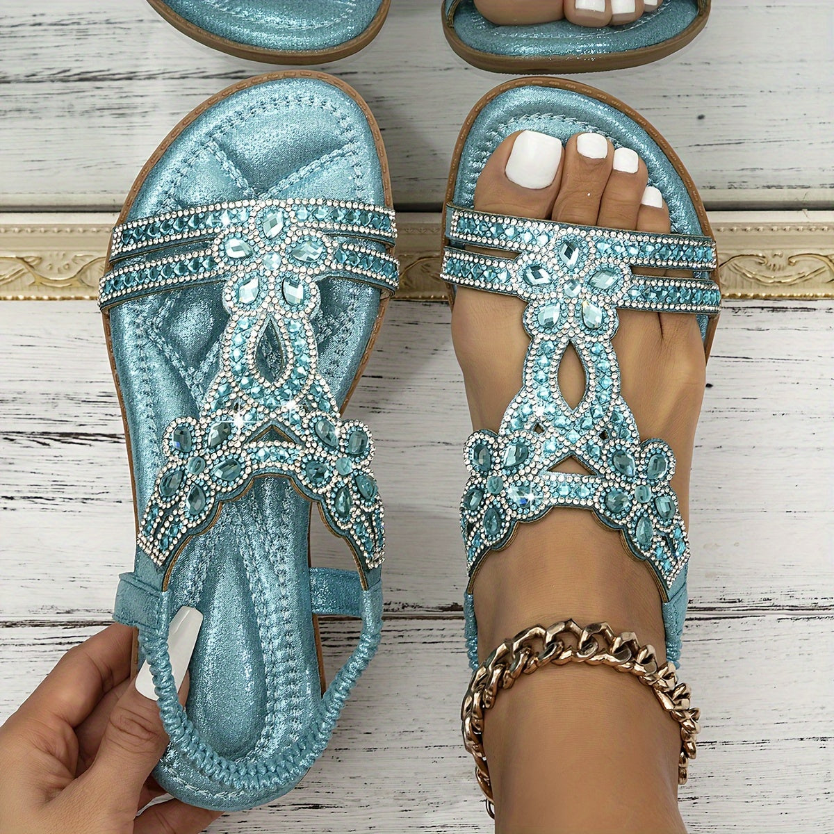 Melánia – kristalversierde glanzende orthopedische sandalen