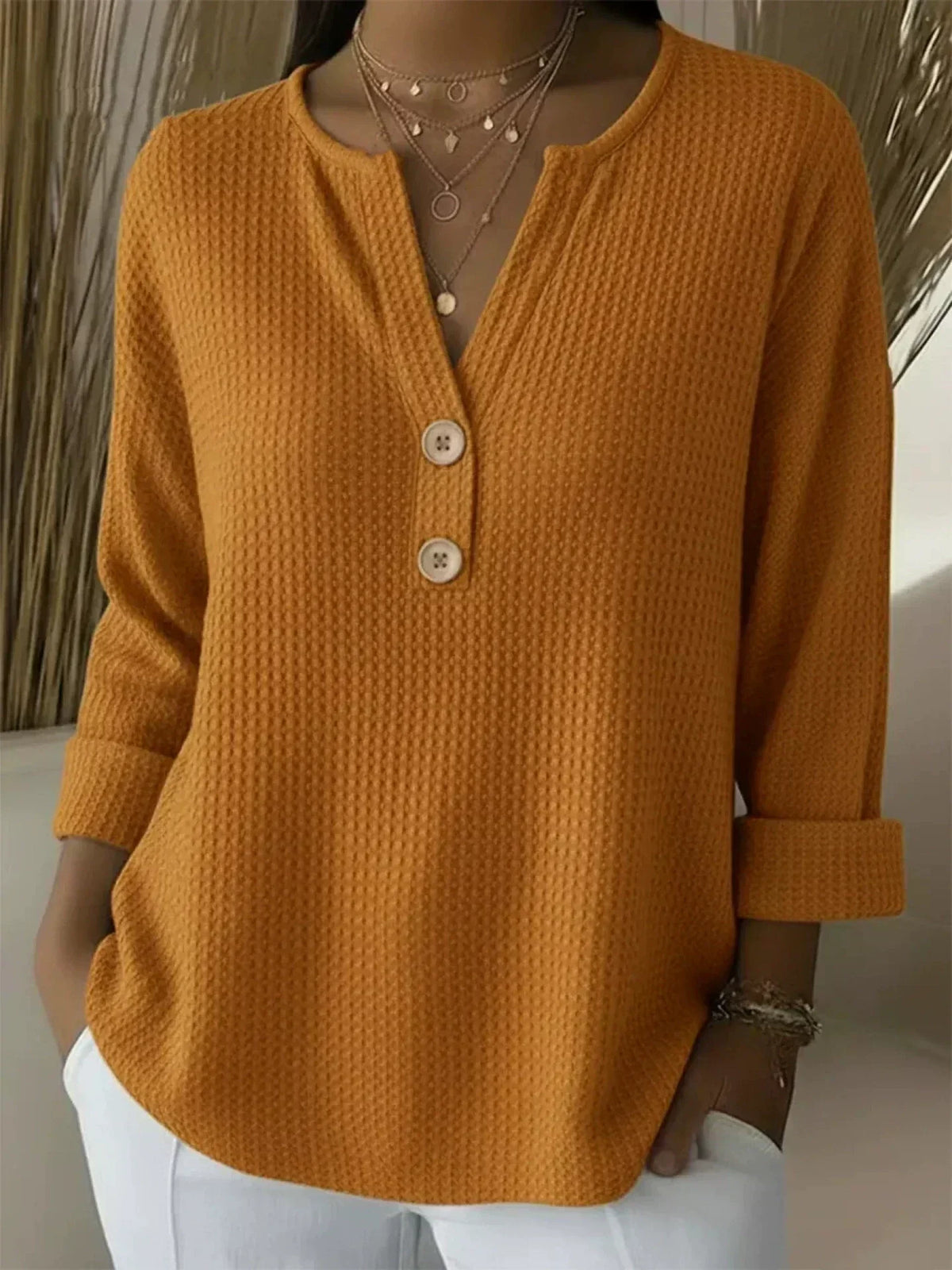 Lucía | T-shirt Henley met Gecoate Textuur en Knopen