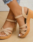Bewerken – modieuze gevlochten bandjes sandalen met blokhak