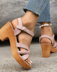 Bewerken – modieuze gevlochten bandjes sandalen met blokhak