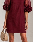 Bordeaux Organza Mini-jurk met Pofmouwen en Opvallende Bloemmotieven