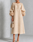Beige Bloemen Knopen Midi Jurk Met Opvallende Bloemknoopmanchetten