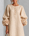 Beige Bloemen Knopen Midi Jurk Met Opvallende Bloemknoopmanchetten