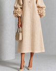 Beige Bloemen Knopen Midi Jurk Met Opvallende Bloemknoopmanchetten