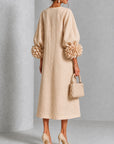 Beige Bloemen Knopen Midi Jurk Met Opvallende Bloemknoopmanchetten