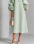 Sage Mist Bloemen Knopen Midi Jurk Met Opvallende Bloemenmanchetten