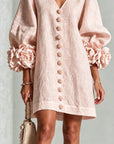 Roze V-hals Bloemen Knopjes Mini Jurk Met Opvallende Bloem Cuffs
