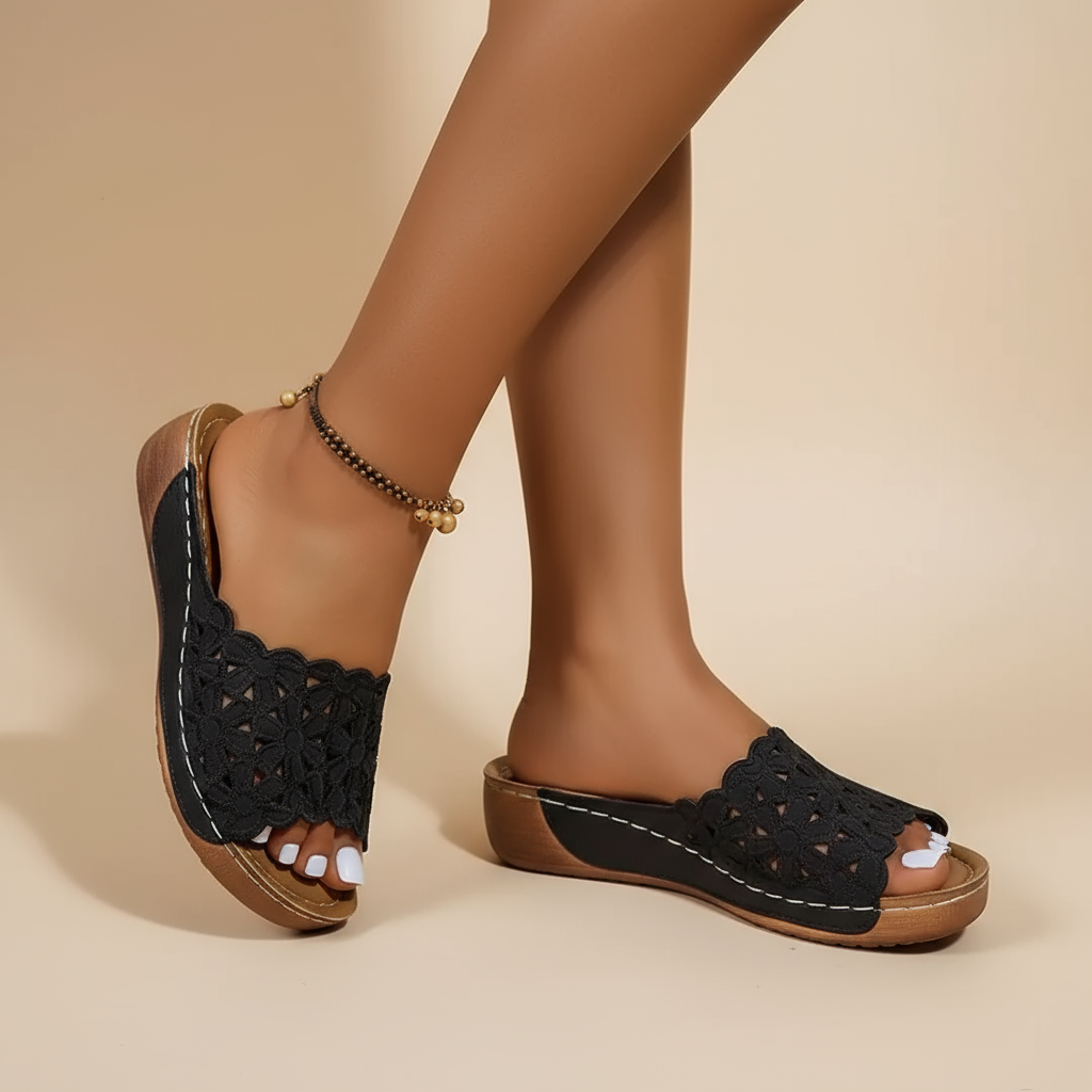 Emőke – ergonomische sandaal met bloemenuitsnijding