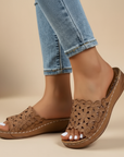 Emőke – ergonomische sandaal met bloemenuitsnijding
