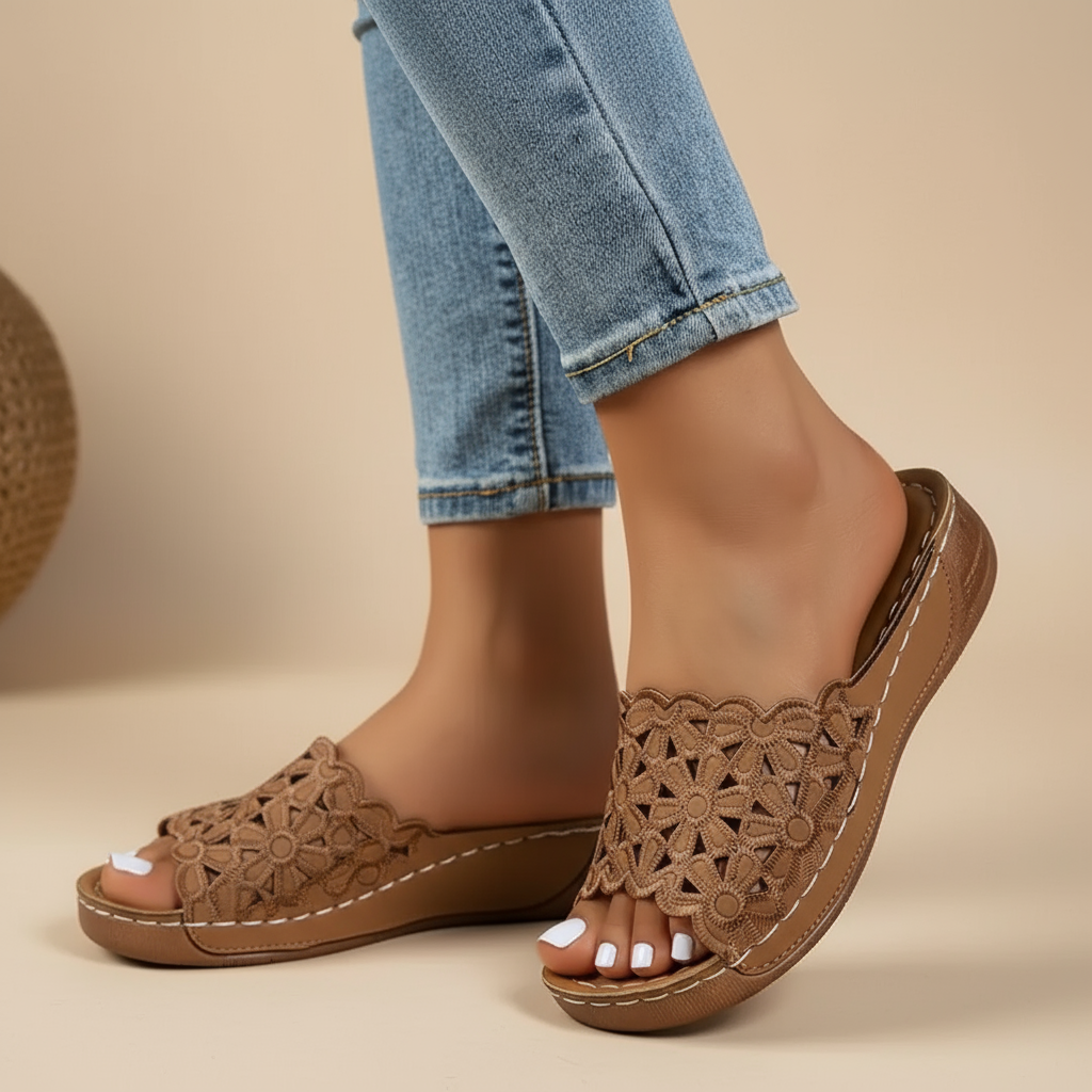 Emőke – ergonomische sandaal met bloemenuitsnijding