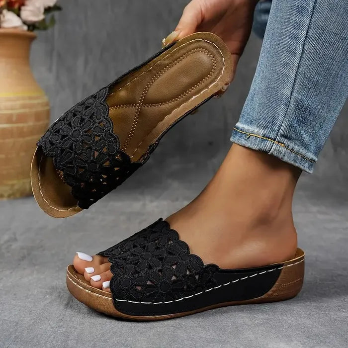 Emőke – ergonomische sandaal met bloemenuitsnijding