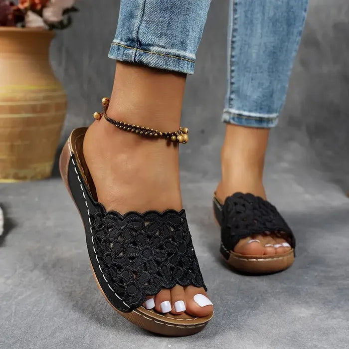 Emőke – ergonomische sandaal met bloemenuitsnijding