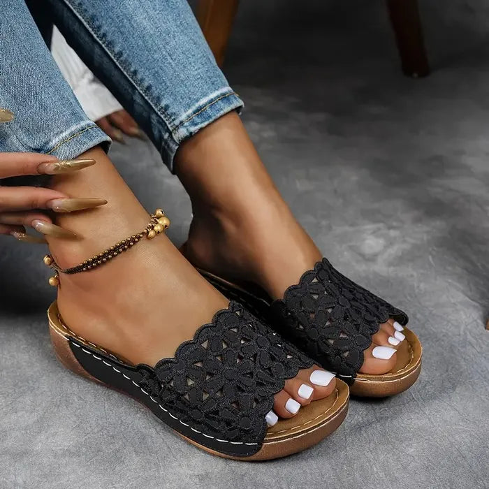 Emőke – ergonomische sandaal met bloemenuitsnijding