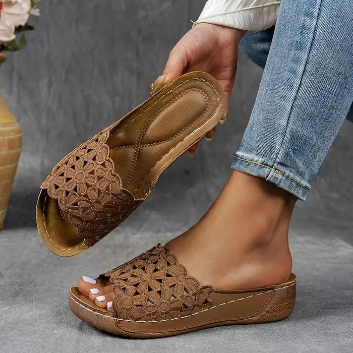 Emőke – ergonomische sandaal met bloemenuitsnijding
