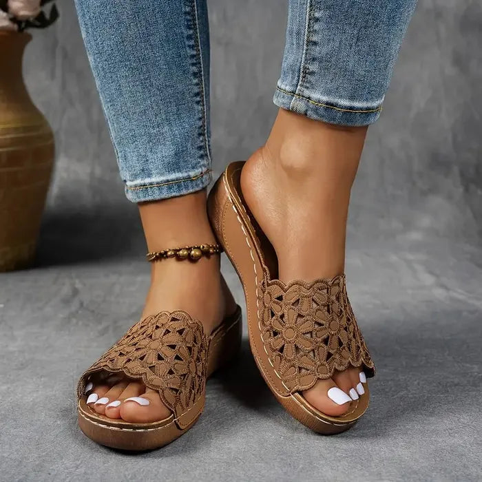 Emőke – ergonomische sandaal met bloemenuitsnijding