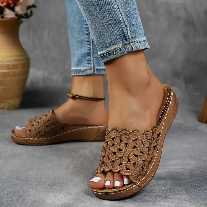 Emőke – ergonomische sandaal met bloemenuitsnijding