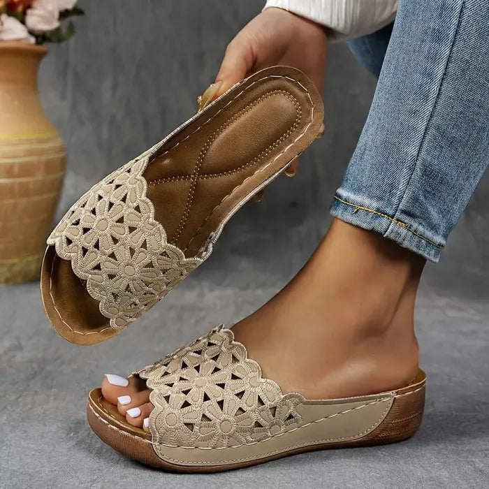 Emőke – ergonomische sandaal met bloemenuitsnijding