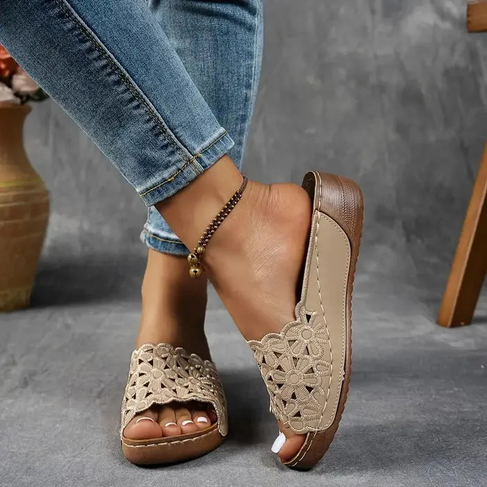 Emőke – ergonomische sandaal met bloemenuitsnijding