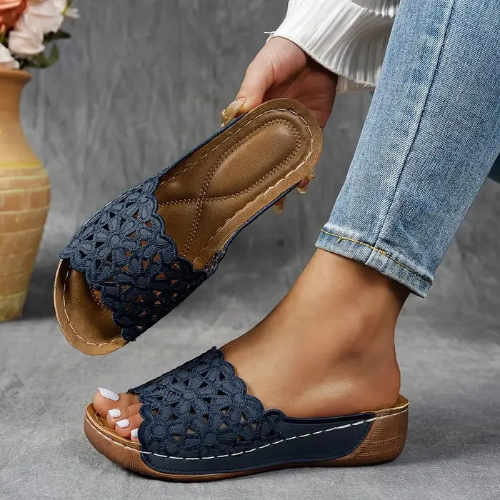 Emőke – ergonomische sandaal met bloemenuitsnijding