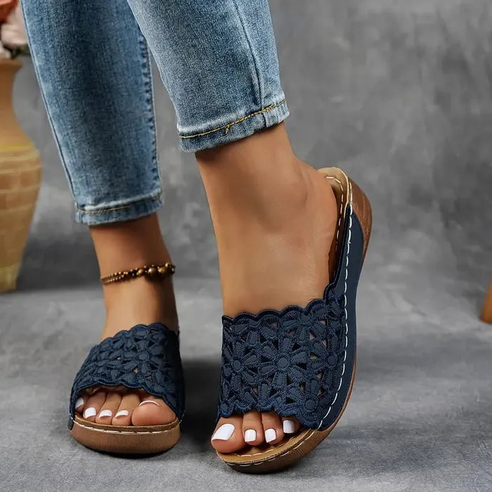Emőke – ergonomische sandaal met bloemenuitsnijding